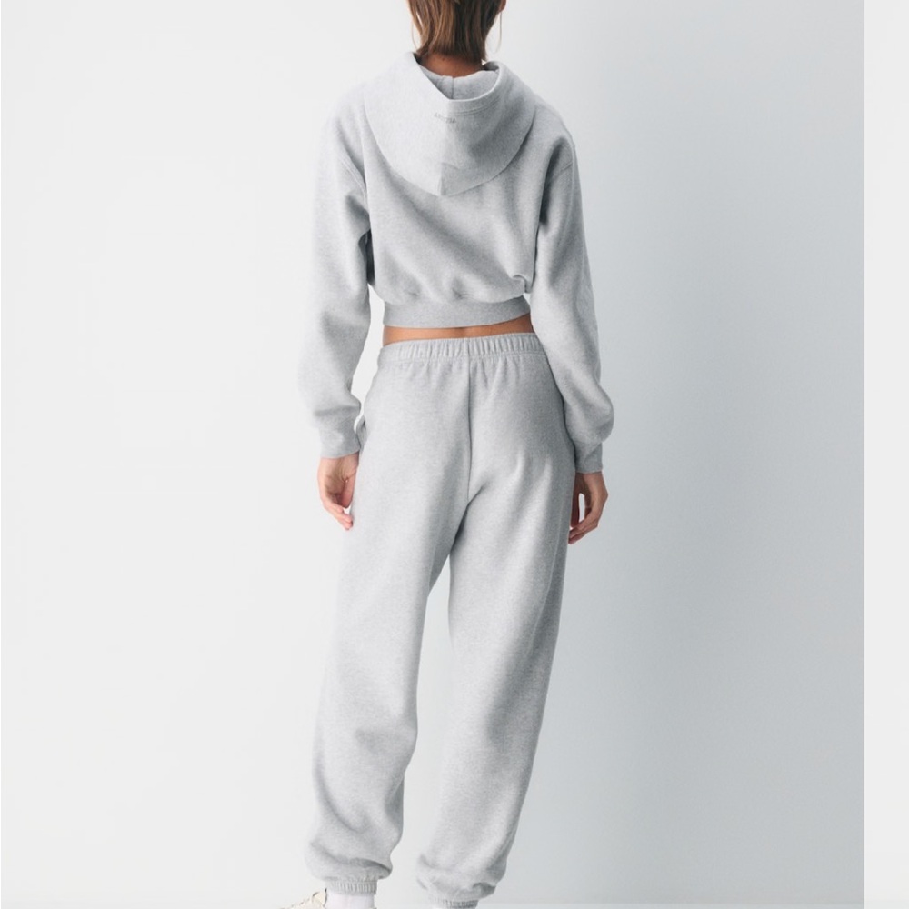 Aritzia sweatfleece cozy sweatpants mega in heather cloud white - Picture 4 of 11